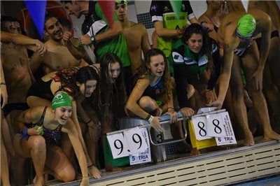 320 triatletas y nadadores celebran el fin de año en el 100x100 St. Casablanca