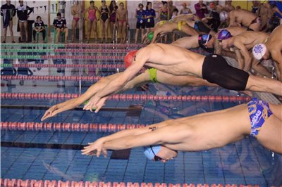 320 triatletas y nadadores han cerrado este domingo la temporada en el 100x100 Swim Stadium Casablanca