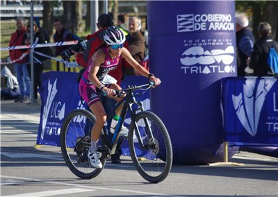 Eduardo Suarez y Leticia Soria inauguran el palmarés del I Duatlón Cros de Huesca
