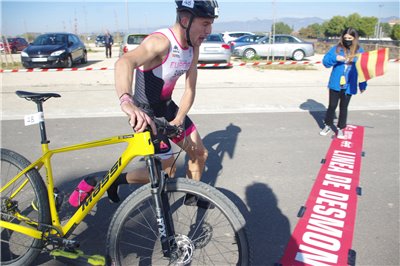 Eduardo Suarez y Leticia Soria inauguran el palmarés del I Duatlón Cros de Huesca