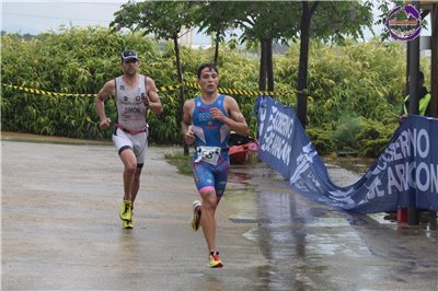 Sevillano y Velázquez inauguran el palmarés del I Triatlón Cros Cinco Villas
