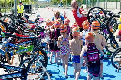 Más de 200 familias disfrutaron de una mañana deportiva en el Campus Universitario Villanueva de Gállego en el I Triatlón Cros Escolar Universidad San Jorge