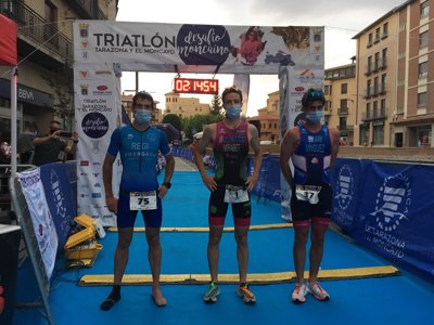 Inés Donoso y Sergio Mínguez campeones de Aragón de Triatlón Olímpico 2021