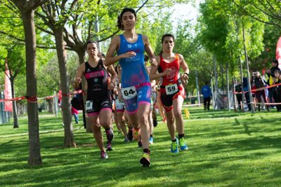 Lucía Morelli y Jorge Tolosa se imponen en el I Acuatlón Universidad San Jorge
