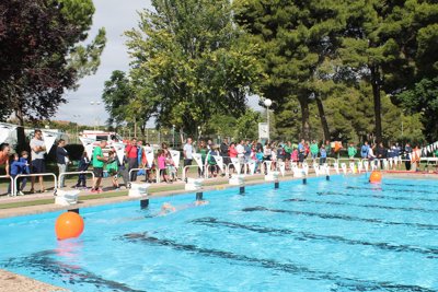 Javier Galván y Carlota Juste ganan en casa el acuatlón escolar