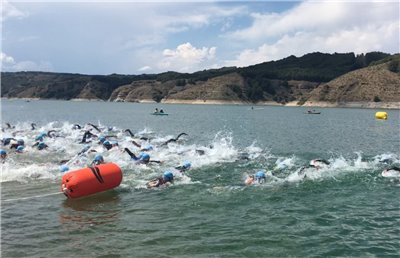 Una floración de cianobacterias en el embalse de Val impide la celebración del Triatlón de Tarazona el 14 de mayo