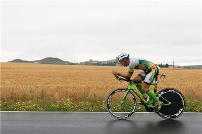 Víctor Del Corral y Ana Revilla dominan el TBG bajo la lluvia