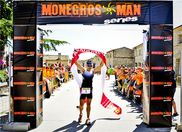 Aitor Regillaga e Itsaso Luenda, vencedores del I Triatlón Larga Distancia de Aragón 