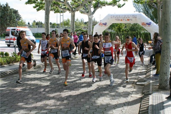 Stadium Venecia organiza con éxito el Acuatlón escolar