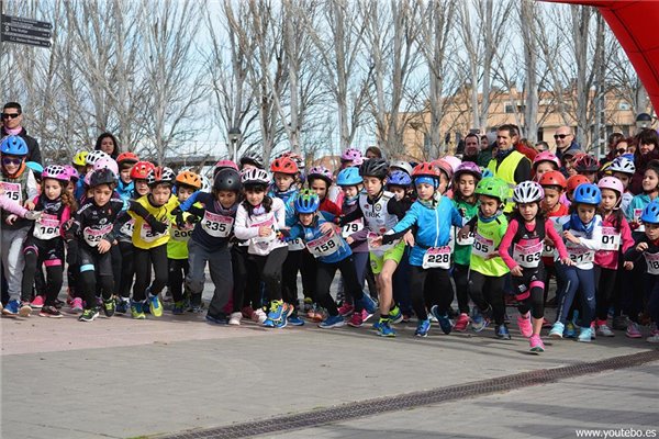 Cientos de chavales disfrutan del duatlón en Utebo